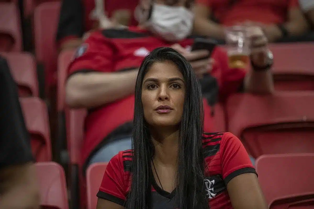 Tifosi in curva che esultano per un gol durante una partita
