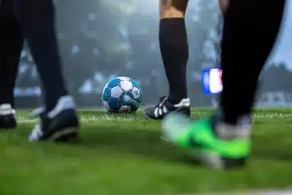 Campo da calcio femminile con nastro rosa decorativo sulla recinzione