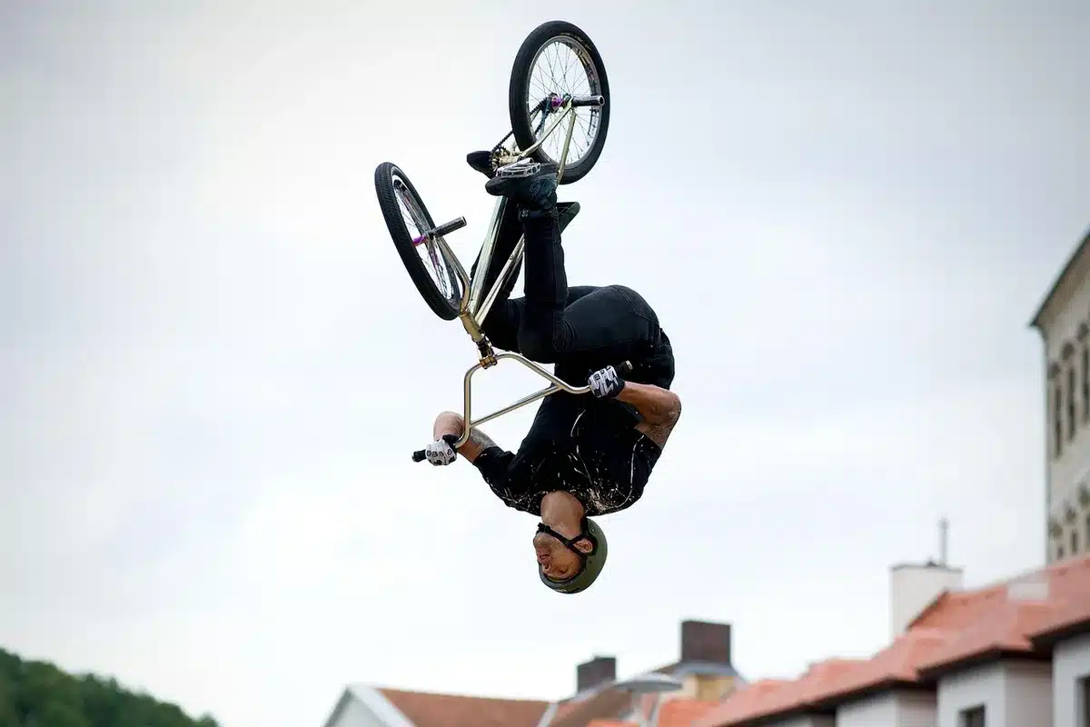 Rider in volo durante un'esibizione di motocross freestyle