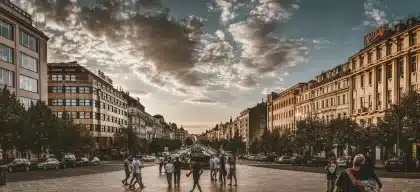 Folla in piazza con motociclette e artisti durante una manifestazione