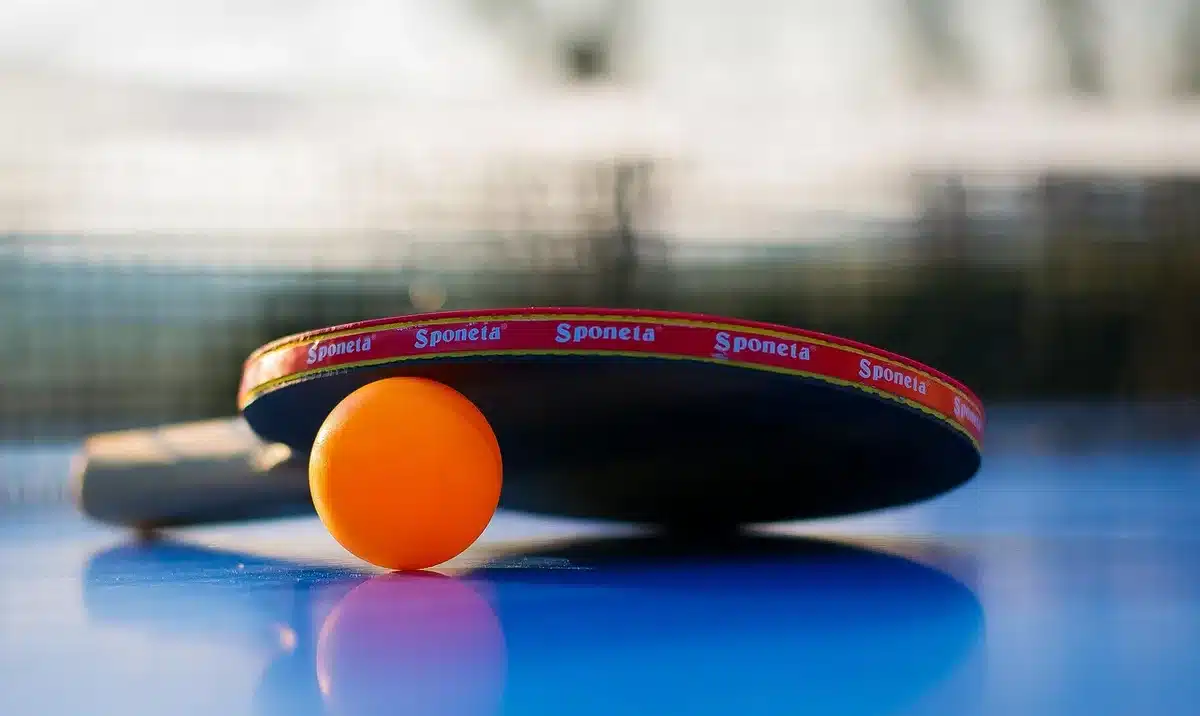 Scambio prolungato da fondo campo tra due giocatori di tennis