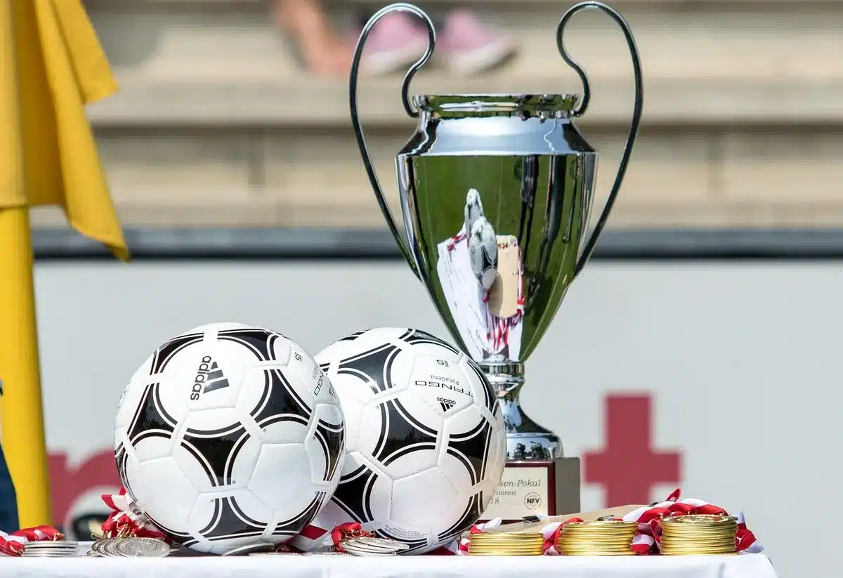 Calendario di tornei con vista su stadio di tennis su campo duro