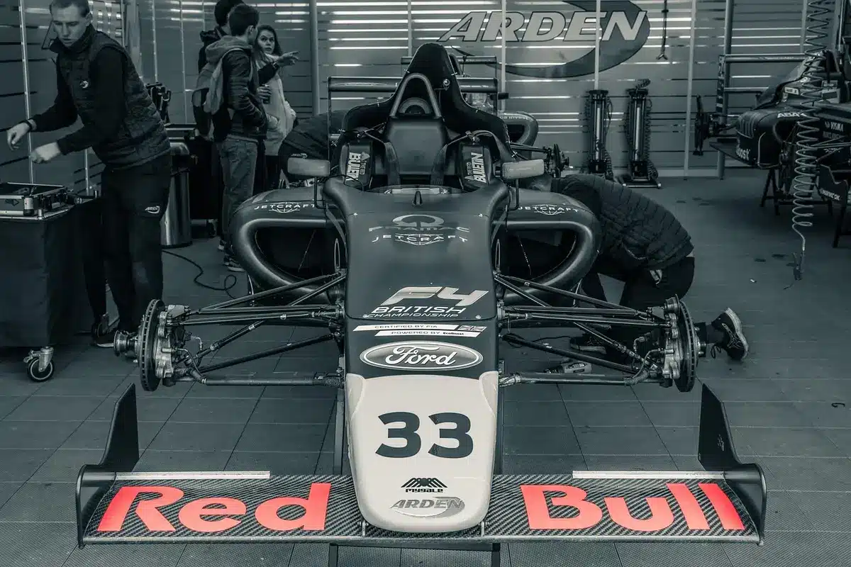 Pit lane con meccanici al lavoro durante un pit stop
