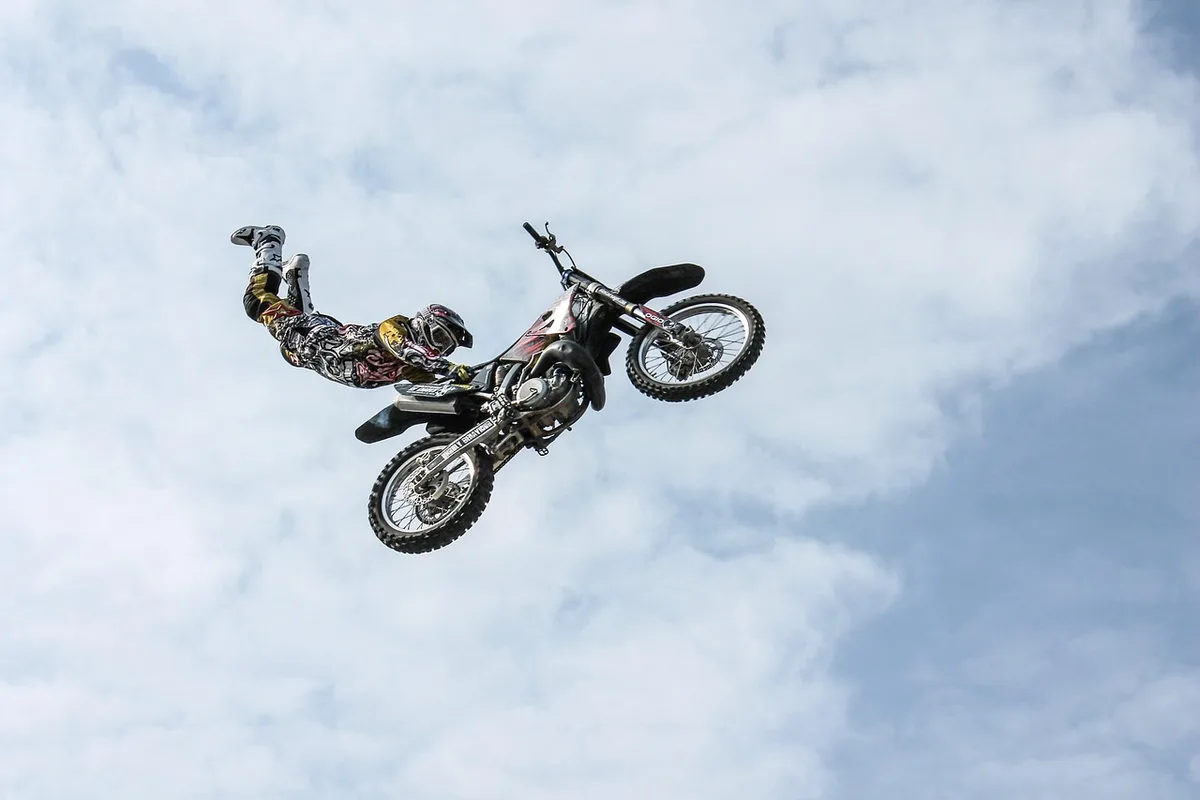 Collage di immagini sportive: automobilismo, atletica, ciclismo