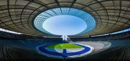 Giocatori in silhouette con fasce nere al braccio in uno stadio, vista d'insieme