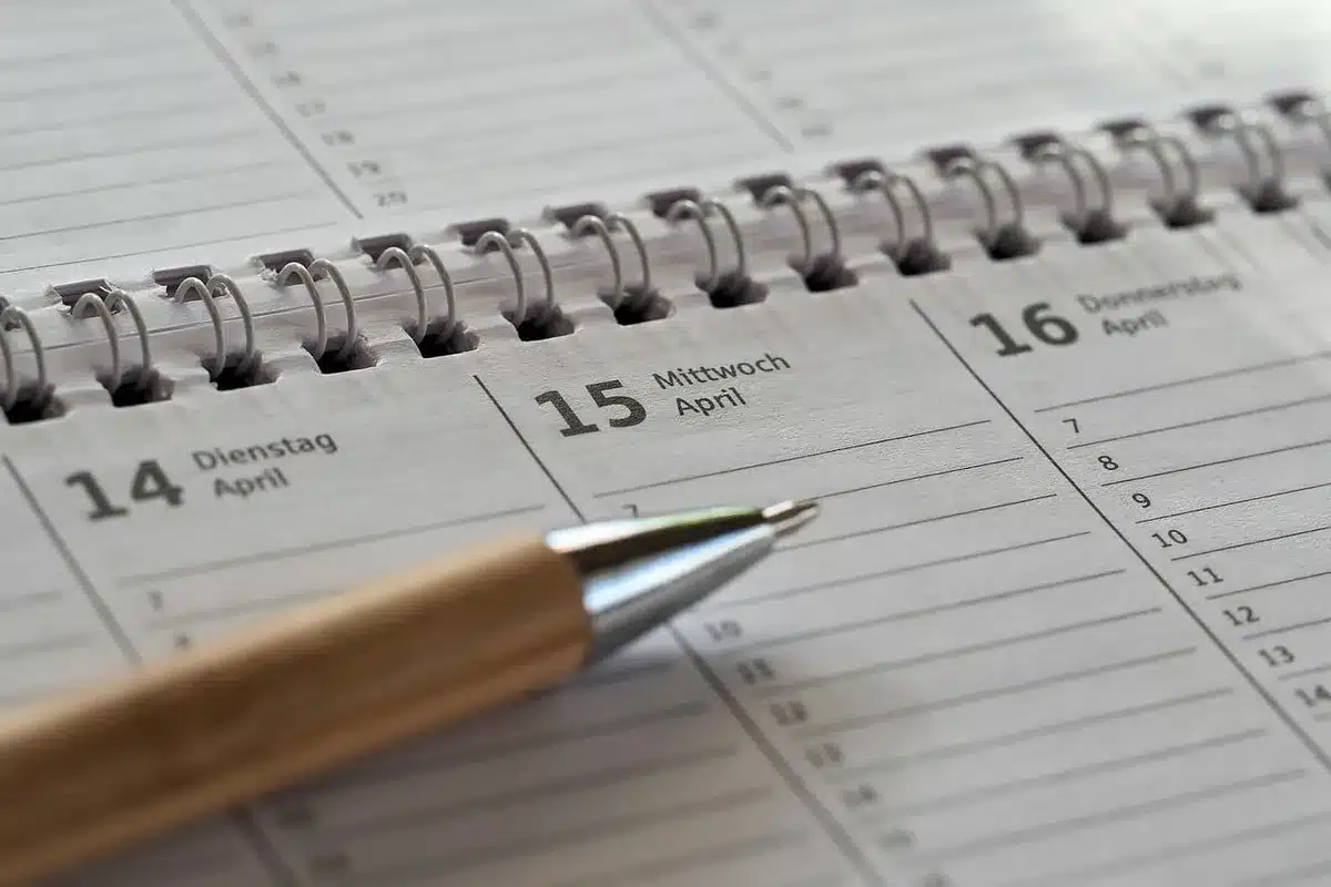 Programma dettagliato del weekend su schermo o foglio con orari