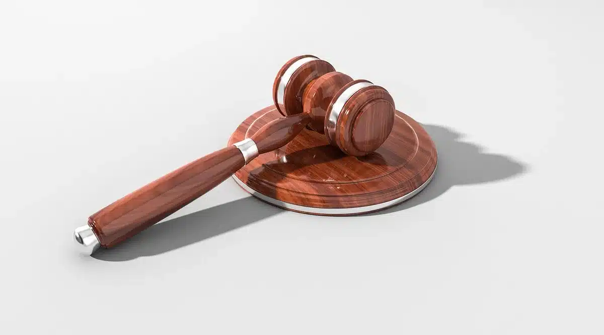 Documenti legali e martelletto che simboleggiano azione legale