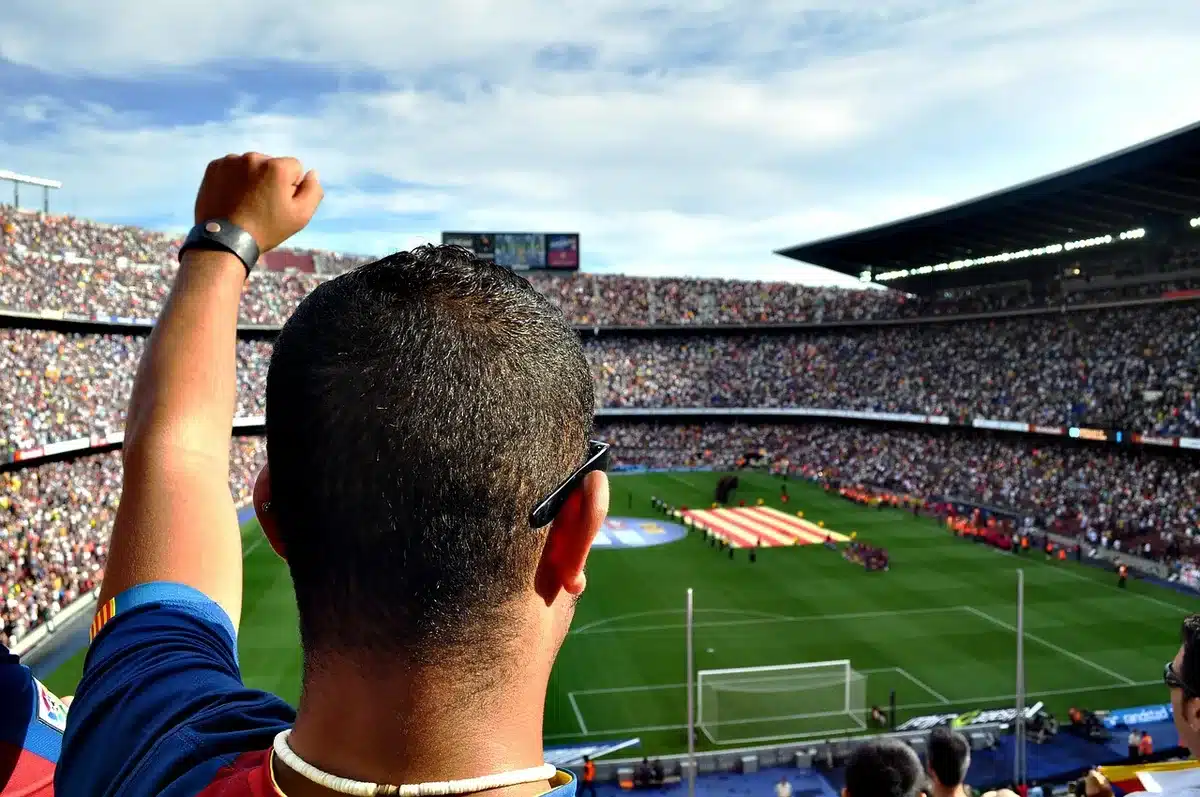 Tifosi del Bologna e azione offensiva vicino all'area