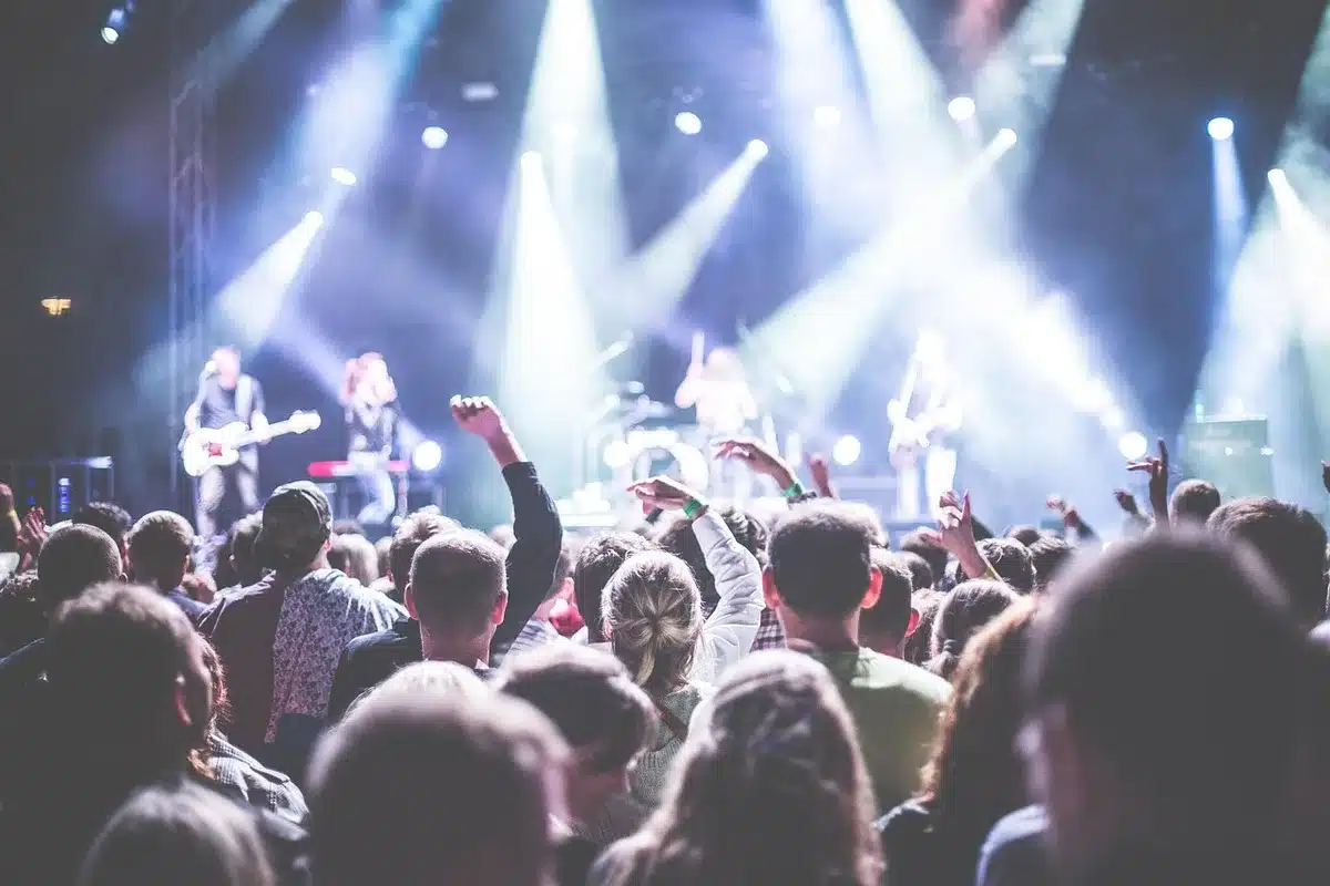 Persone che applaudono e ridono nel paddock