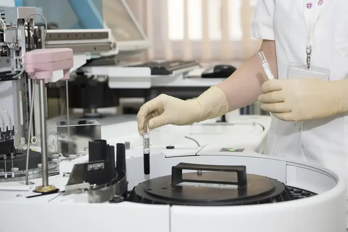 Sala visite cardiologiche con macchinari per test da sforzo