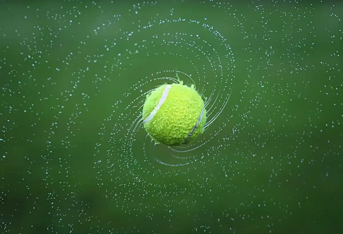 Analista che prende appunti mentre guarda un match di tennis