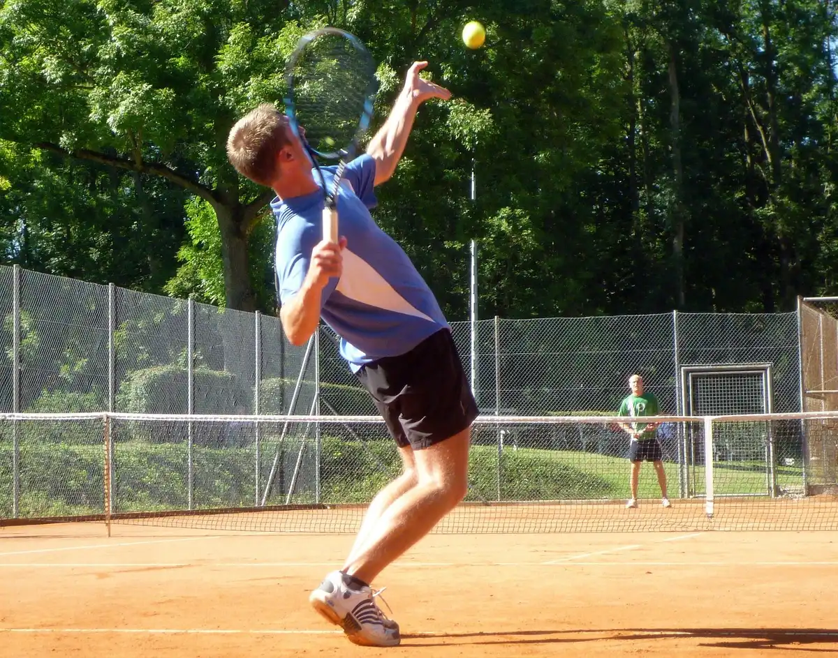 Scatto ravvicinato di un giocatore di tennis durante il servizio in partita