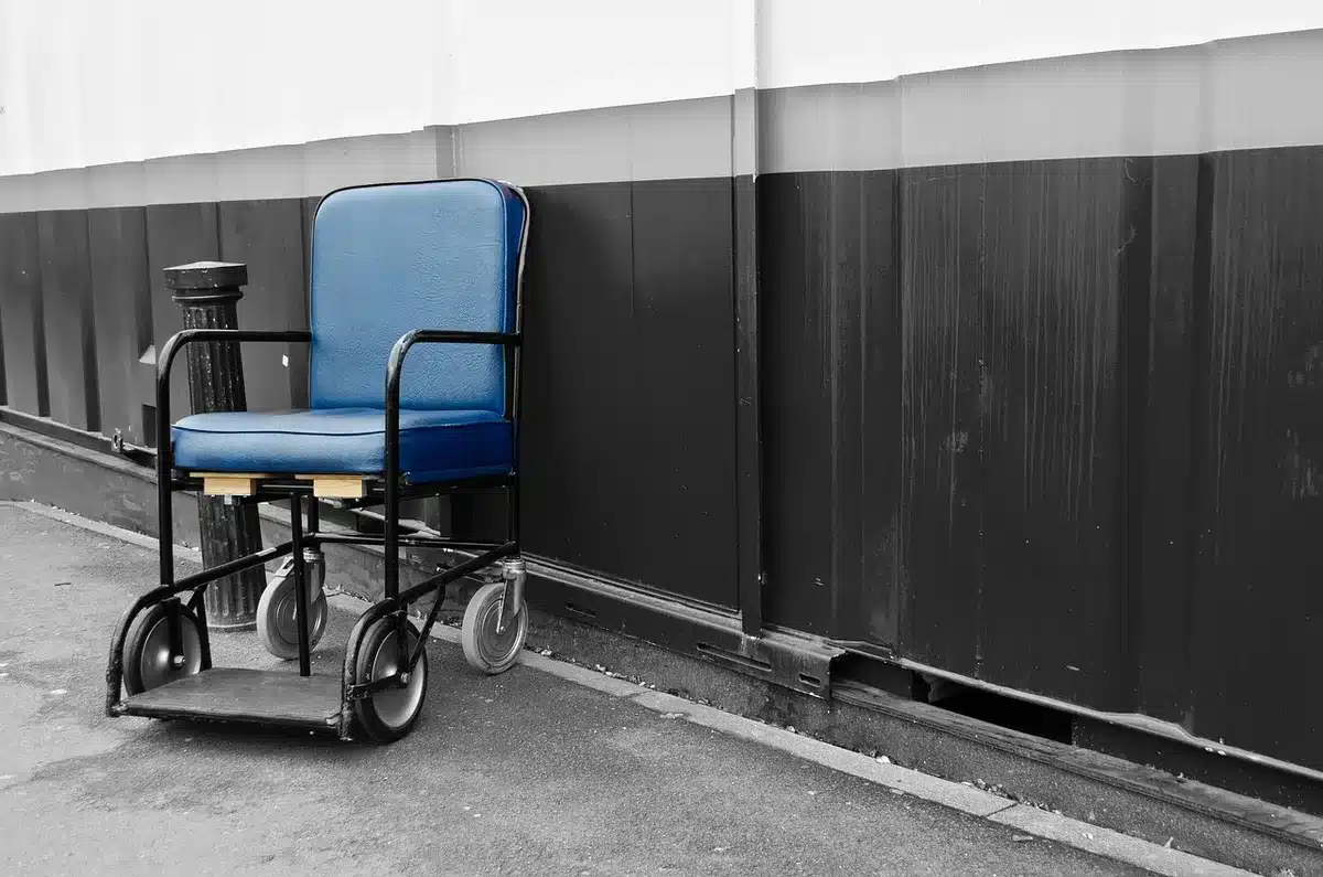 Steward e personale medico che assistere spettatori in tribuna
