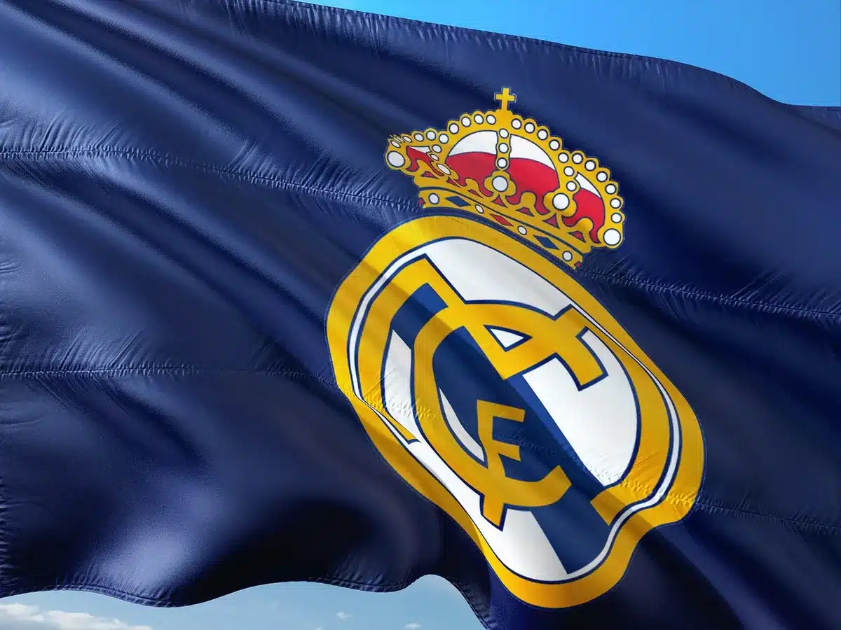 Spogliatoio vuoto con vista sfocata dello stadio che evoca il legame con Madrid