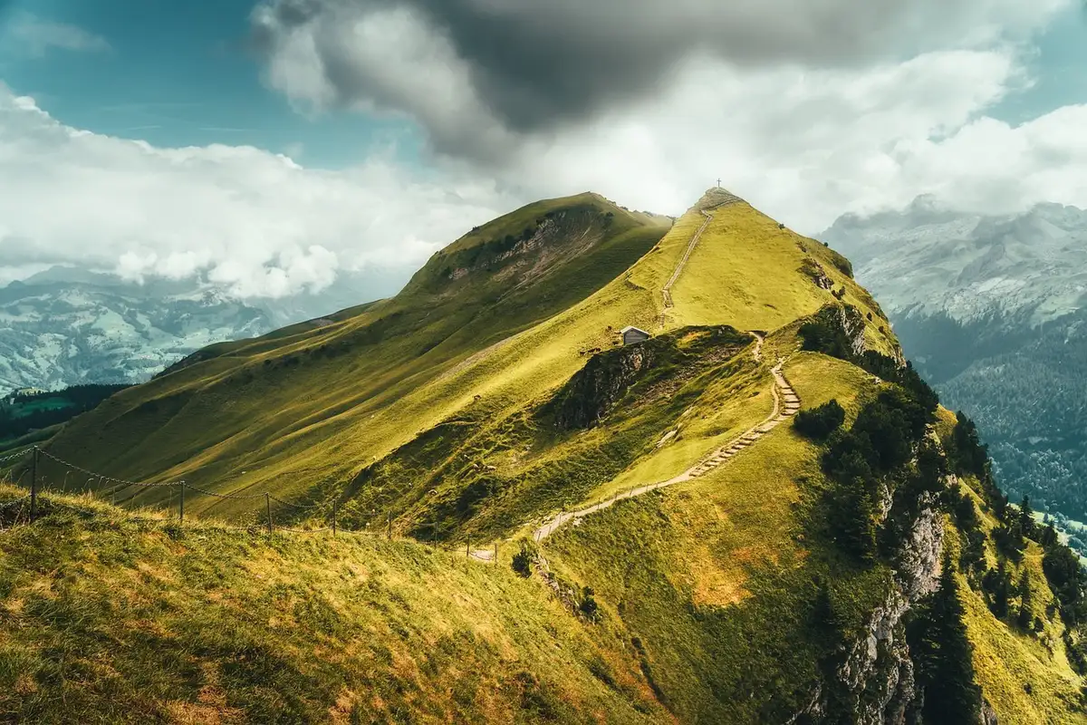 Rete di sentieri e panorama costiero a Finale Ligure