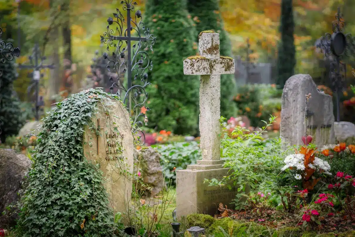 Mazzi di fiori bianchi e bandiere blucerchiate deposti in un'area commemorativa
