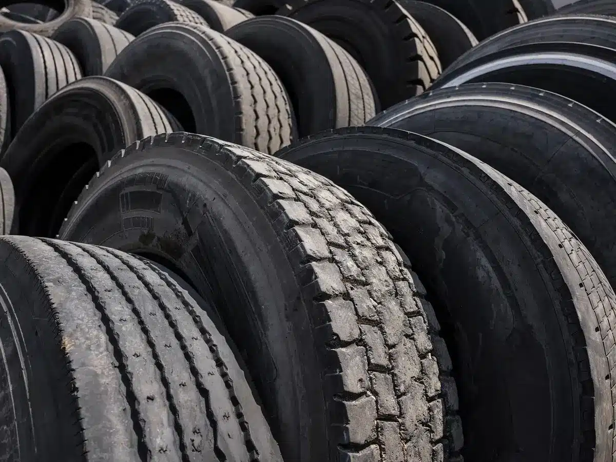 Dettaglio di pneumatico motorsport con segni di usura su asfalto caldo