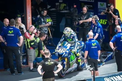 Tecnici anonimi vicino a pneumatici e strumenti in pit lane prima della gara