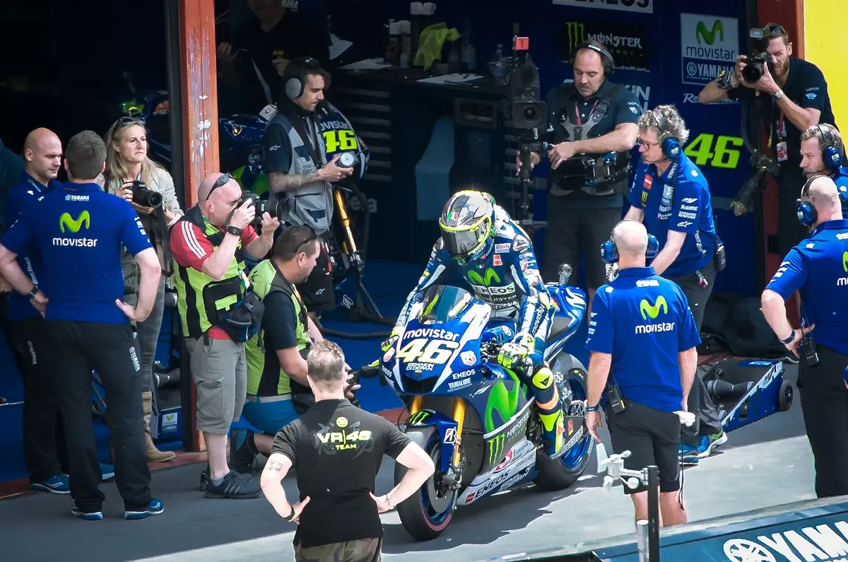 Tecnici anonimi vicino a pneumatici e strumenti in pit lane prima della gara