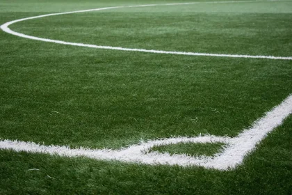 Panchina con blocco appunti dell'allenatore e scarpino, spalti sullo sfondo