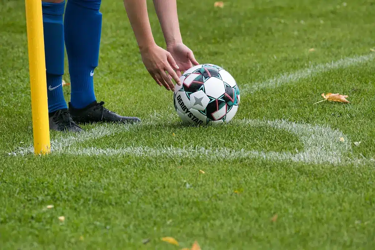 Calendario con molte partite segnate e pallone accanto