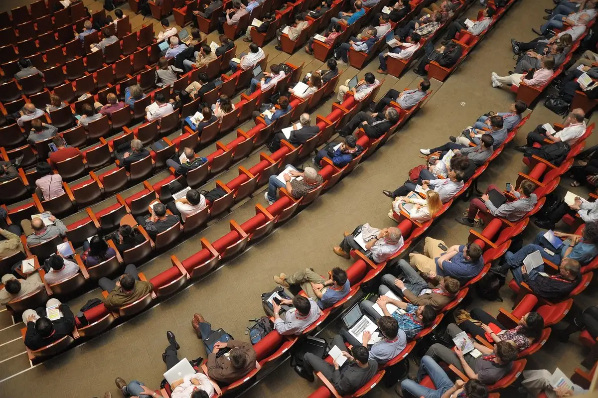 Microfoni e registratori su un tavolo durante una conferenza stampa tennistica