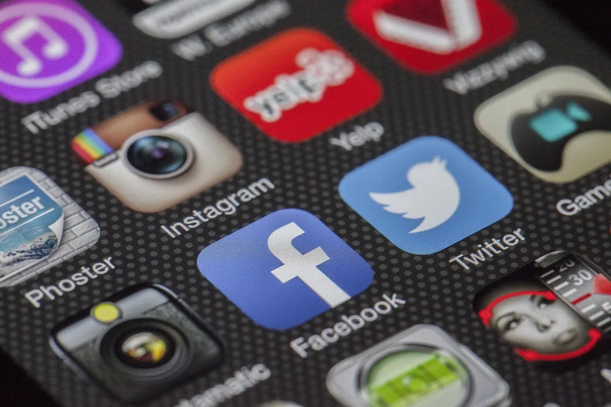 Schermi di smartphone che mostrano commenti e feed social
