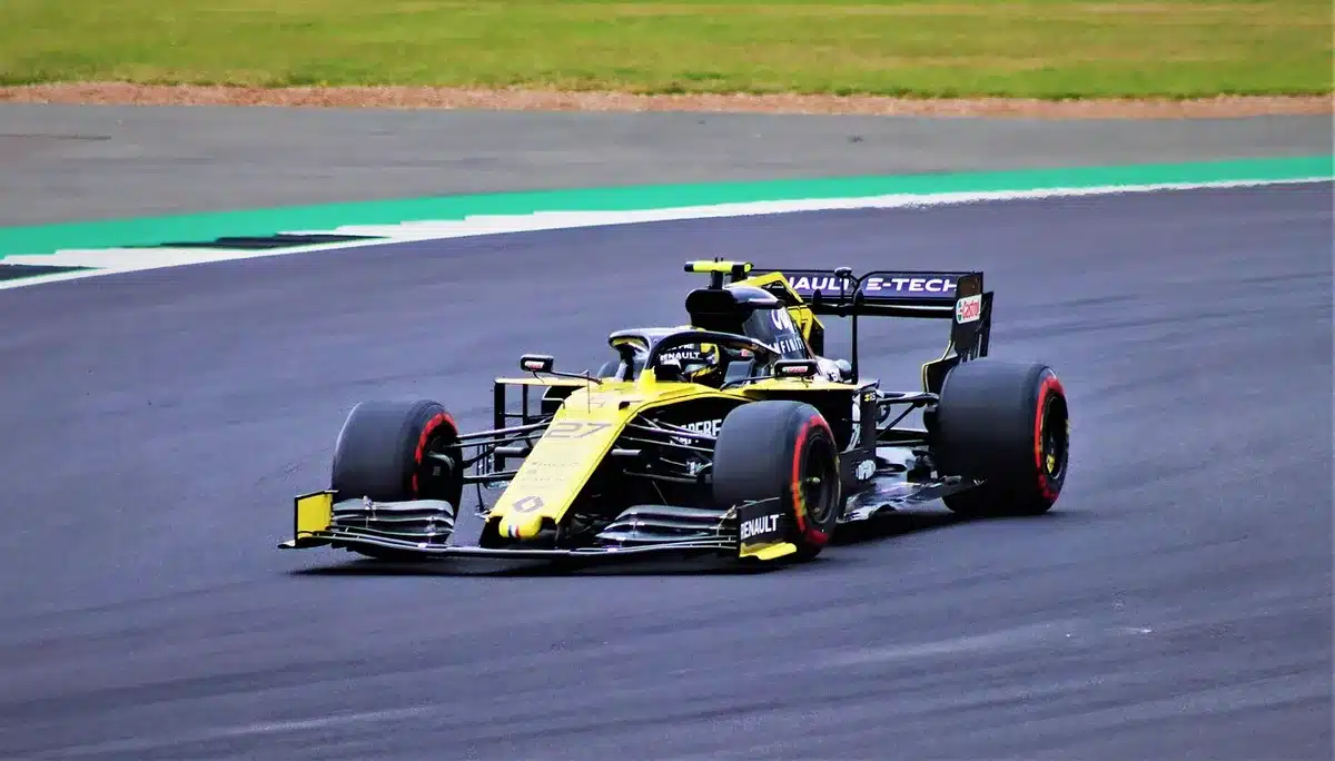 Regia e studio televisivo durante una diretta del GP