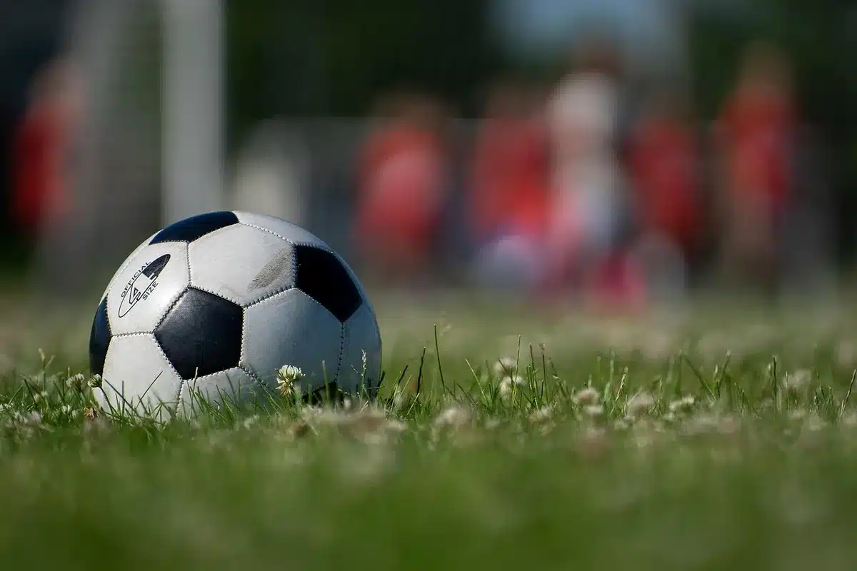 Difensori in campo dopo un gol subito, reazione della squadra