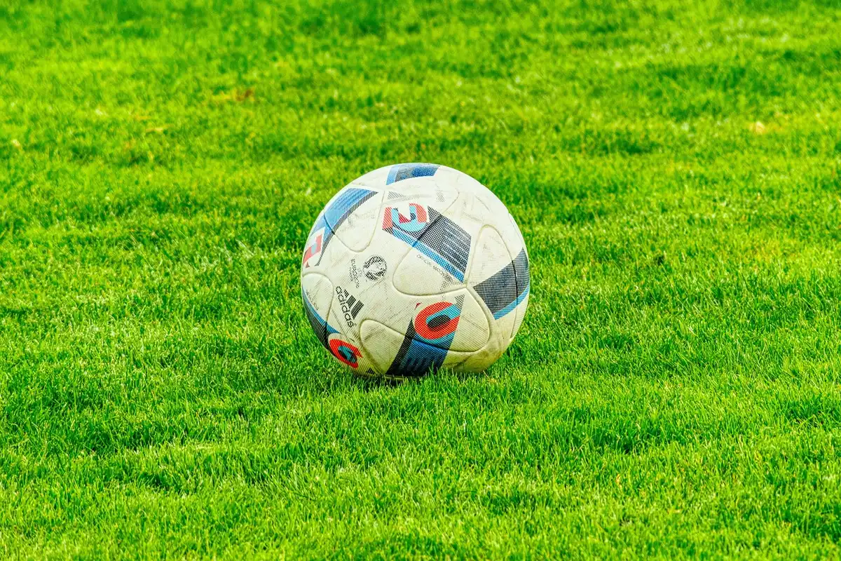 Giocatore creativo con palla in movimento, controllo e spazio ristretto