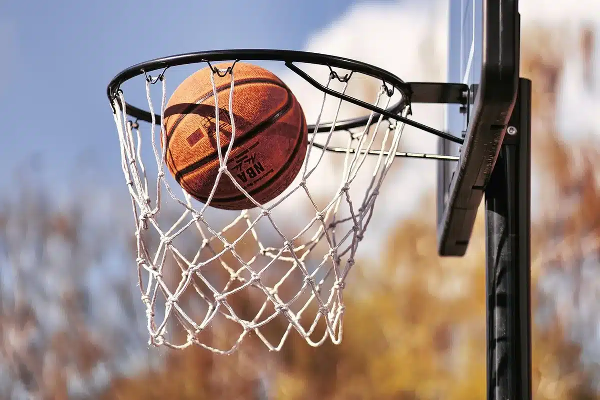 Panchina vuota e attrezzatura abbandonata prima di un match