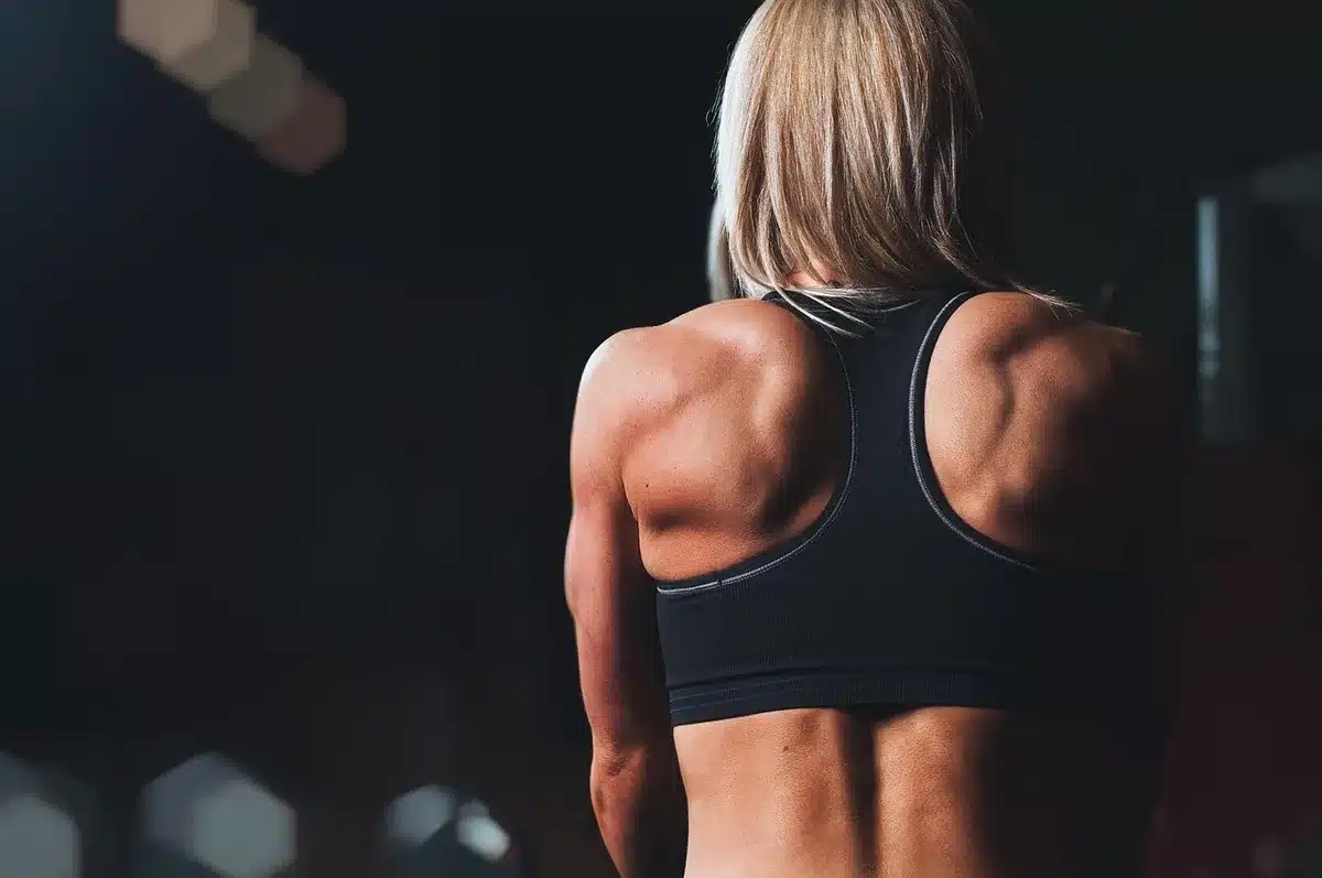 Giocatore di tennis in riabilitazione in palestra con fisioterapista