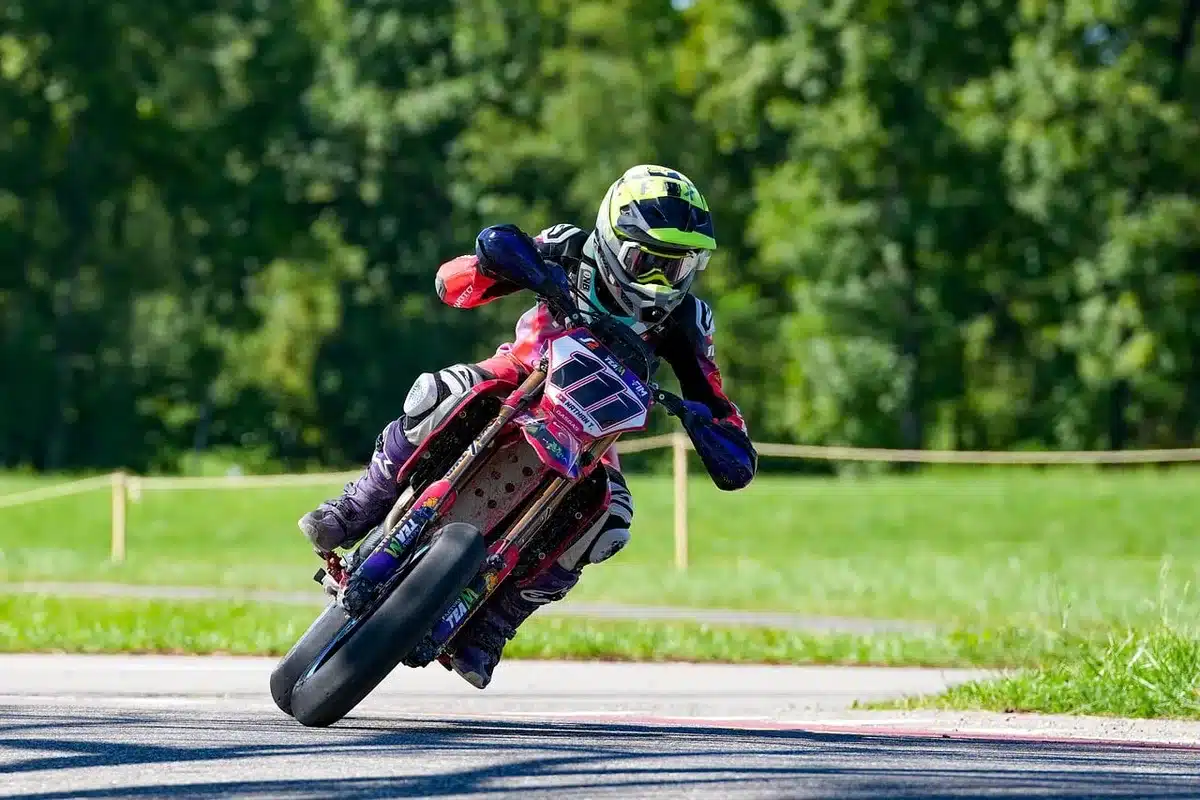 Moto in pista durante una gara di MotoGP