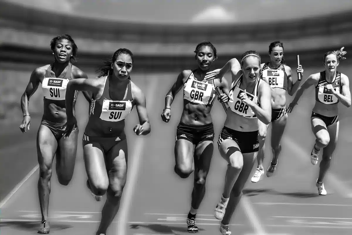 Partecipanti che provano diverse discipline inclusive su pista e campo